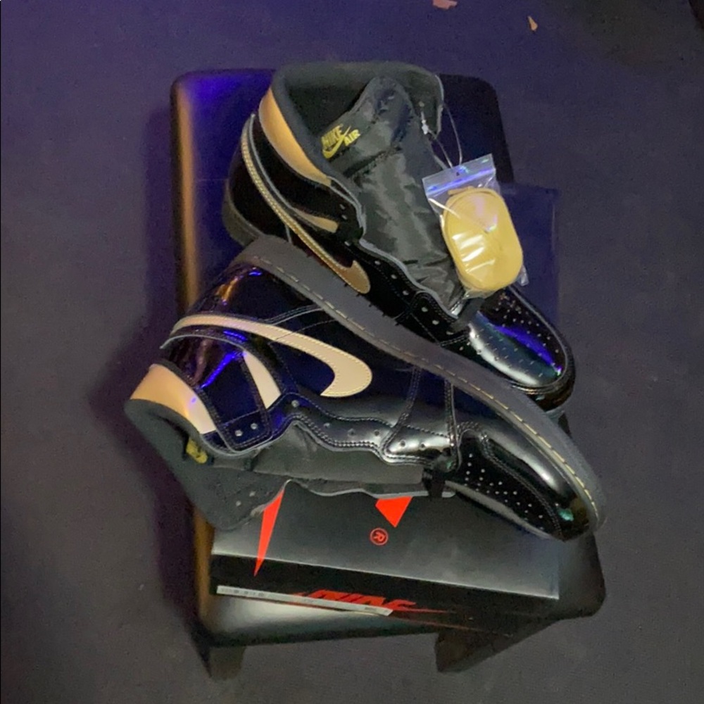 Jordan I retro Black Metallic Gold